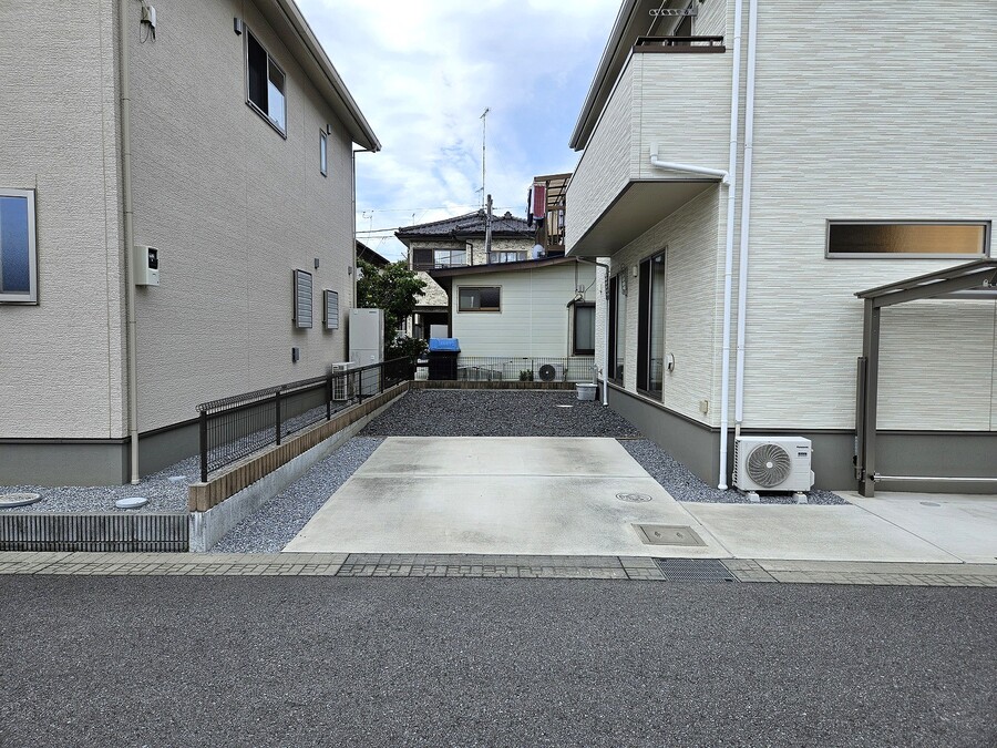 南側駐車場は縦列駐車限定ですが拡幅可能です