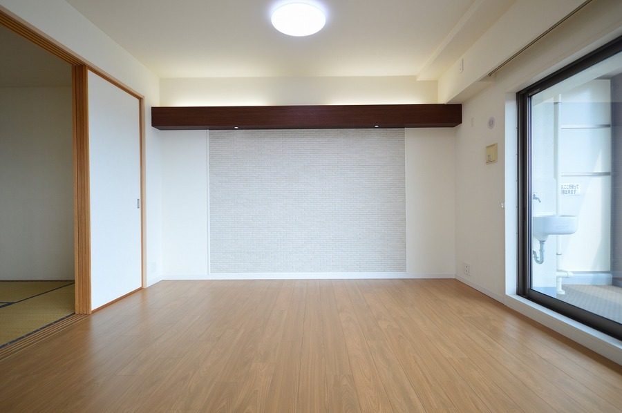 リビングには間接照明とエコカラットを採用し、上質で落ち着きのある空間を演出しています。