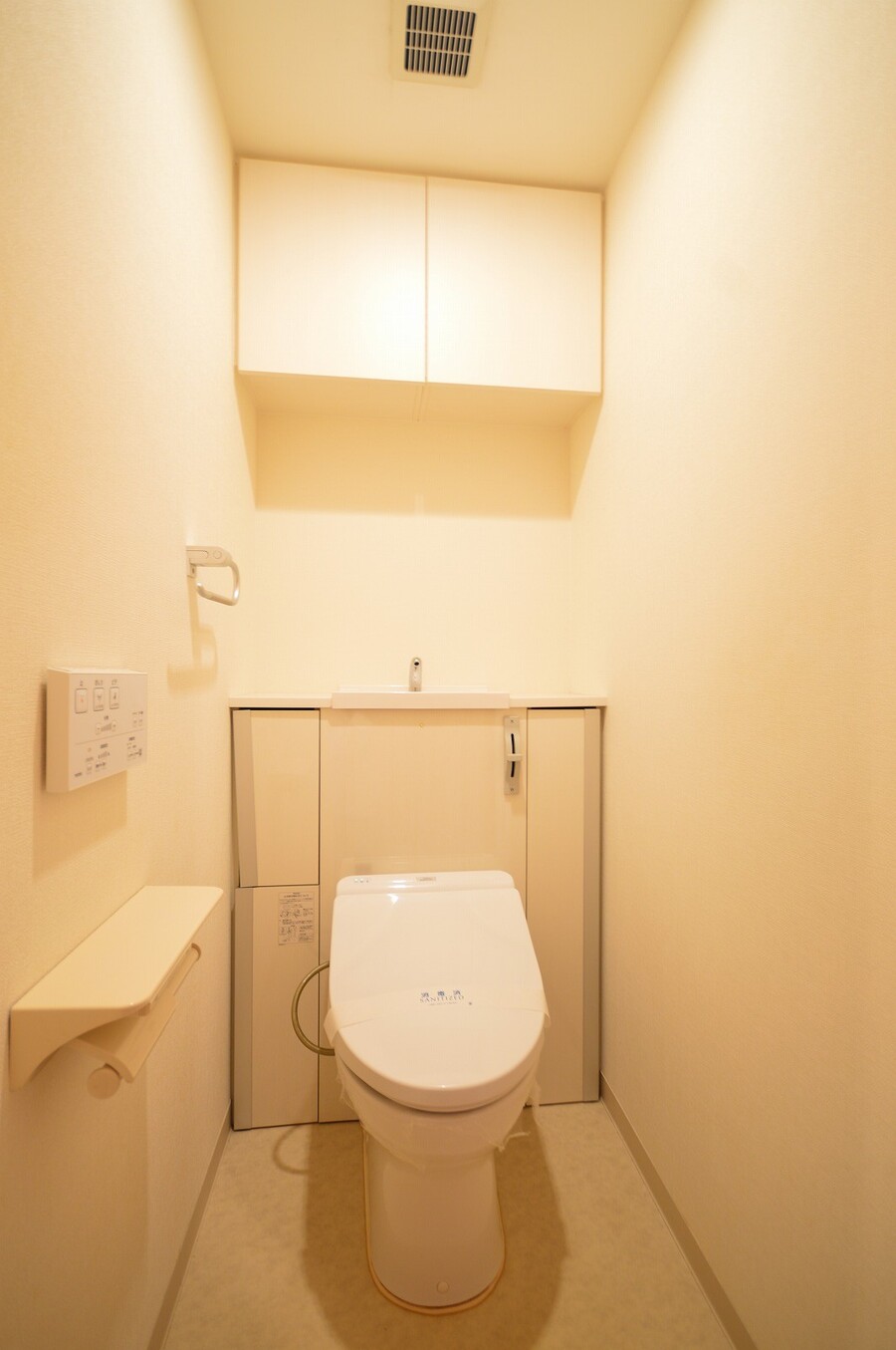 トイレ背面の収納スペースは、ストック類や小物の整理に便利。空間をすっきり保てます。
