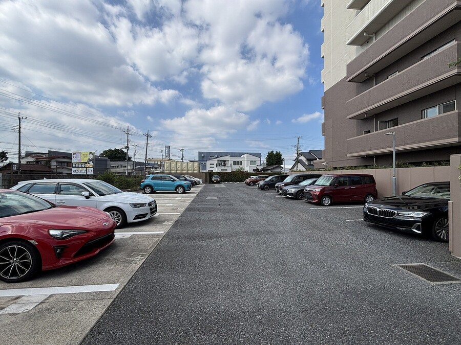 マンション共有部分（駐車場）全戸平置き駐車場です。駐車料金1台無料。