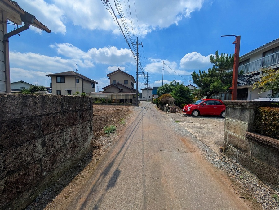 前面道路(東側より撮影)