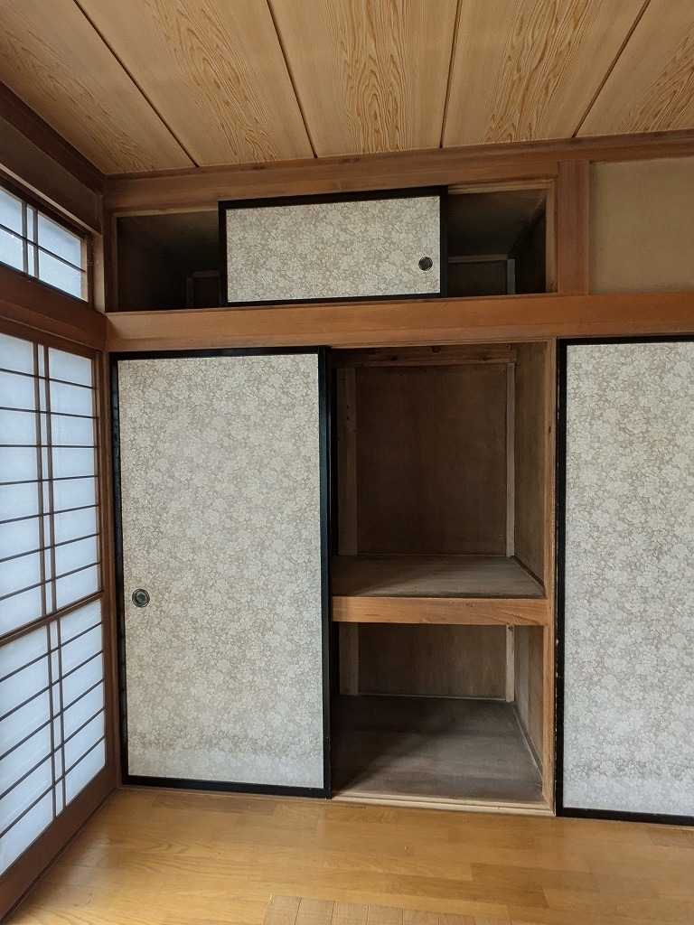 1F 南側洋室（居間）　収納