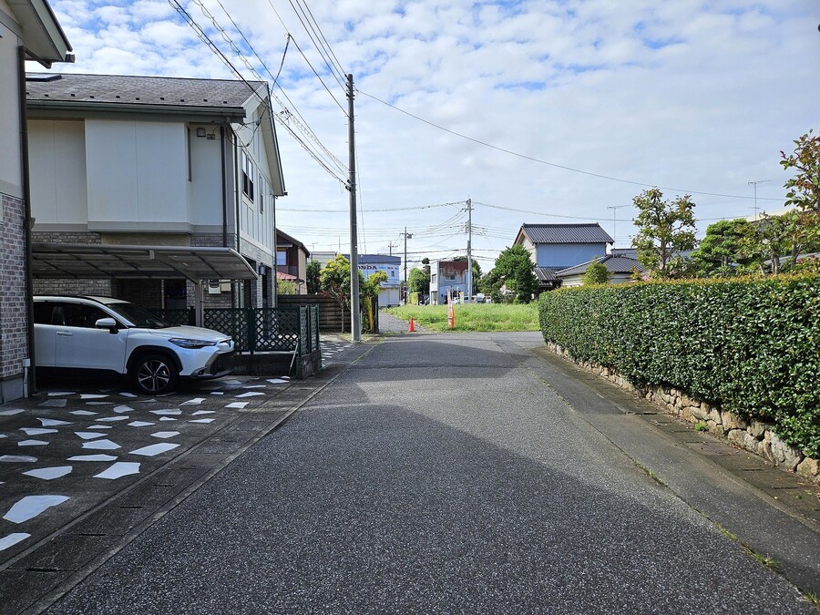 西側前面道路