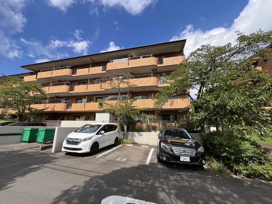 南側が公園、角部屋につき、陽当り良好です。