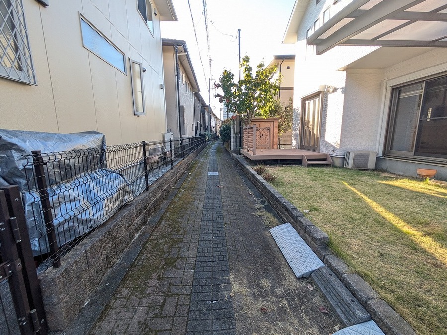 敷地南側　フットパス（通路）