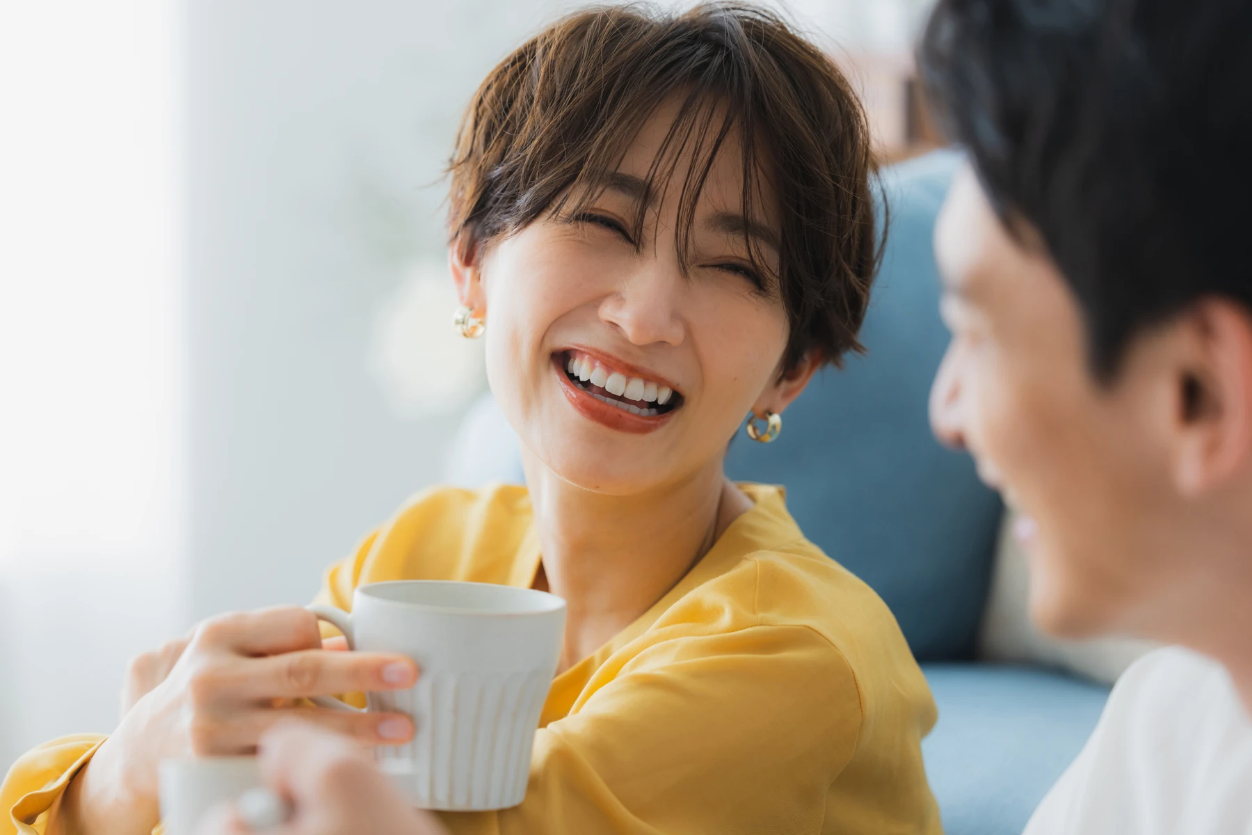 笑顔でくつろぐ家族